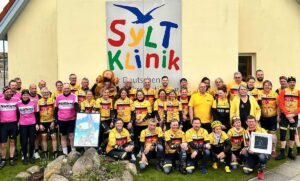 Das Flensburger Rynkeby-Team vor der SyltKlinik der Deutschen Kinderkrebsstiftung.